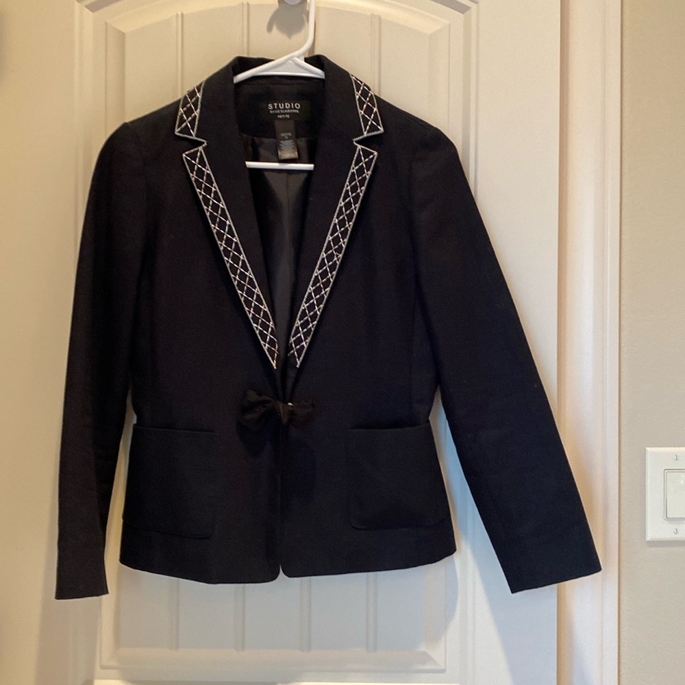 Beautiful flattering Liz Claiborne Studio black jacket size 6 petite.